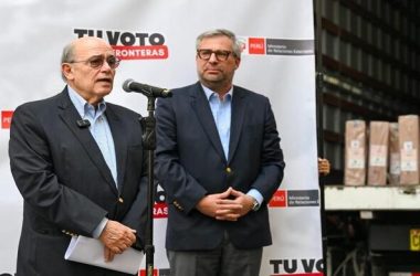 Cancillería recibe material electoral e inicia distribución para más de 1.19 millones de peruanos en el exterior